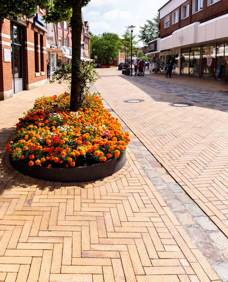 Clay pavers can be used to transform both domestic and commercial settings. 