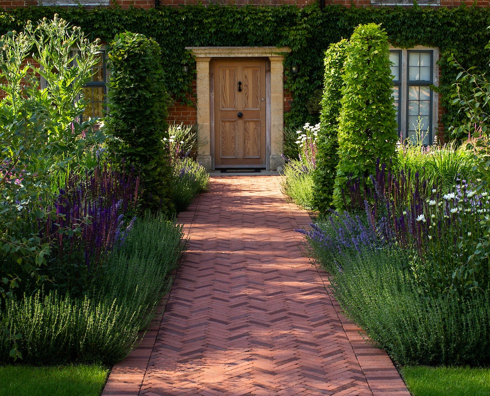 Clay pavers add a classic feel to this design. 